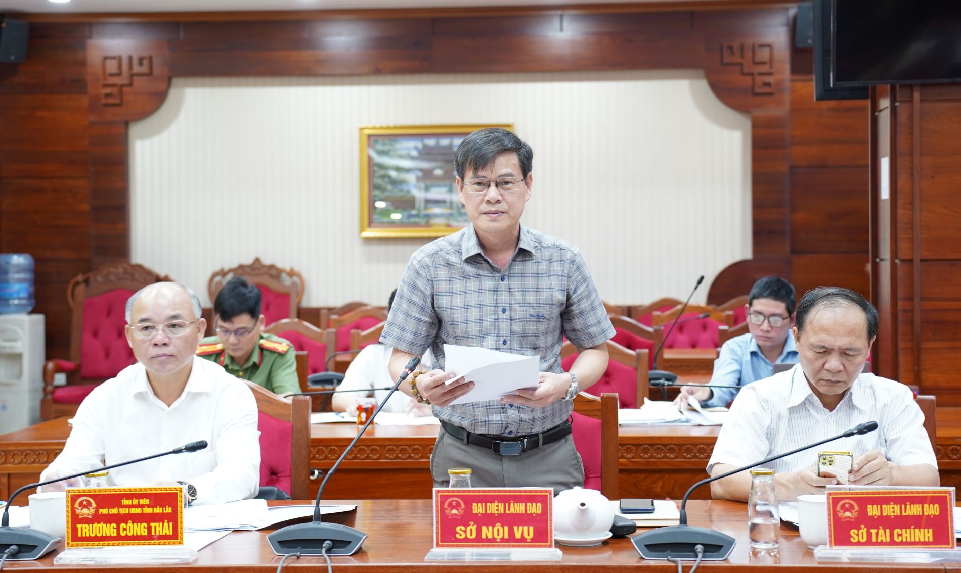 Giám đốc Sở Nội vụ Trương Ngọc Tuấn thông tin về công tác CCHC tại cuộc họp.